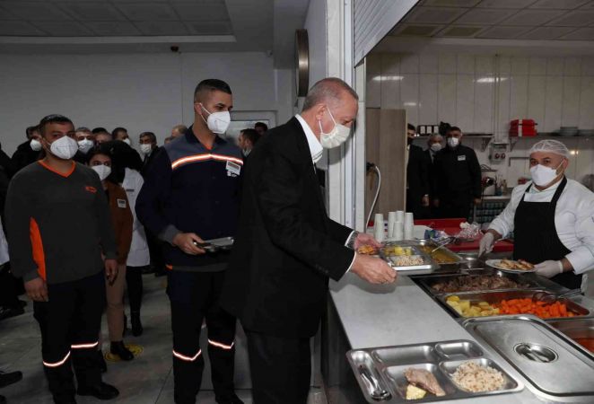 Foto Haber: Cumhurbaşkanı Erdoğan Gaziantep'te işçilerle buluştu...İşçilerle yemek yiyen Cumhurbaşkanı Erdoğan Gaziantep OSB'ye Övgüler Yağdırdı... 3
