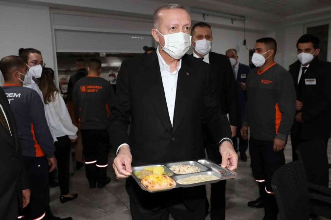 Foto Haber: Cumhurbaşkanı Erdoğan Gaziantep'te işçilerle buluştu...İşçilerle yemek yiyen Cumhurbaşkanı Erdoğan Gaziantep OSB'ye Övgüler Yağdırdı... 6