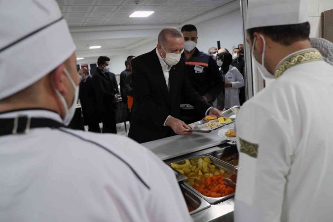 Foto Haber: Cumhurbaşkanı Erdoğan Gaziantep'te işçilerle buluştu...İşçilerle yemek yiyen Cumhurbaşkanı Erdoğan Gaziantep OSB'ye Övgüler Yağdırdı... 12
