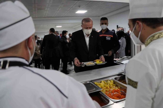 Foto Haber: Cumhurbaşkanı Erdoğan Gaziantep'te işçilerle buluştu...İşçilerle yemek yiyen Cumhurbaşkanı Erdoğan Gaziantep OSB'ye Övgüler Yağdırdı... 13