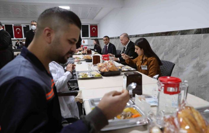 Foto Haber: Cumhurbaşkanı Erdoğan Gaziantep'te işçilerle buluştu...İşçilerle yemek yiyen Cumhurbaşkanı Erdoğan Gaziantep OSB'ye Övgüler Yağdırdı... 14