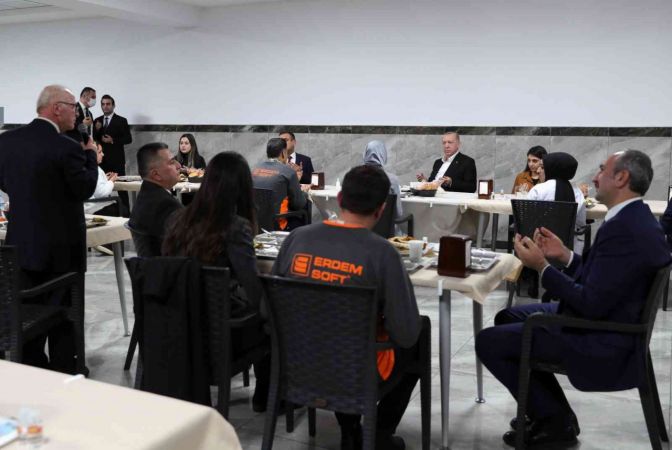 Foto Haber: Cumhurbaşkanı Erdoğan Gaziantep'te işçilerle buluştu...İşçilerle yemek yiyen Cumhurbaşkanı Erdoğan Gaziantep OSB'ye Övgüler Yağdırdı... 16