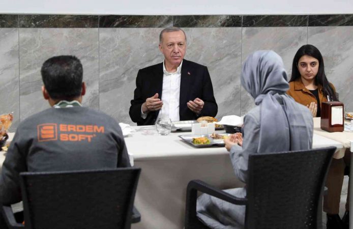 Foto Haber: Cumhurbaşkanı Erdoğan Gaziantep'te işçilerle buluştu...İşçilerle yemek yiyen Cumhurbaşkanı Erdoğan Gaziantep OSB'ye Övgüler Yağdırdı... 17