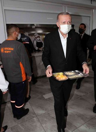 Foto Haber: Cumhurbaşkanı Erdoğan Gaziantep'te işçilerle buluştu...İşçilerle yemek yiyen Cumhurbaşkanı Erdoğan Gaziantep OSB'ye Övgüler Yağdırdı... 19