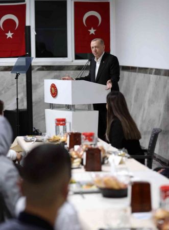 Foto Haber: Cumhurbaşkanı Erdoğan Gaziantep'te işçilerle buluştu...İşçilerle yemek yiyen Cumhurbaşkanı Erdoğan Gaziantep OSB'ye Övgüler Yağdırdı... 21