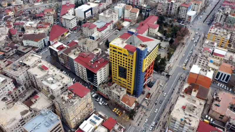 Son Dakika: Foto Haber... Kahramanmaraş'ta Dünya'nın Gündeminde olan o bina yıkılıyor! 'Dünyanın en saçma binası'nın yıkımı başladı 4