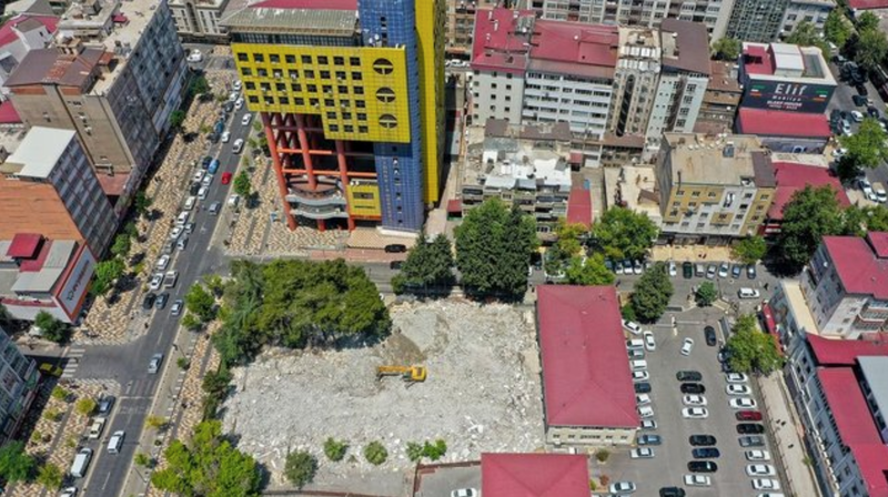 Son Dakika: Foto Haber... Kahramanmaraş'ta Dünya'nın Gündeminde olan o bina yıkılıyor! 'Dünyanın en saçma binası'nın yıkımı başladı 12