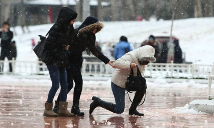 Foto Haber: Gaziantep'te Her Yer Kar Ve Buz! Karda Ve Buzda yürürken düşme tehlikesine dikkat 4