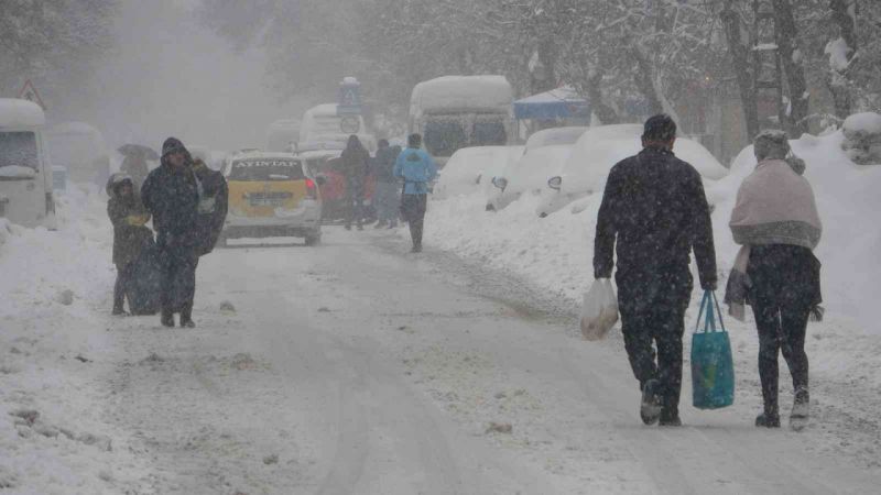 Son Dakika:  Foto Haber...Gaziantep’te yoğun kar yağışı devam ediyor...Vali Gül uyarmaya Devam Ediyor 8