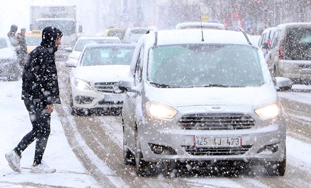 Foto Haber: Gaziantep'e Yoğun Kar Yağıyor! Peki Karda düşmeden nasıl yürünür? Karda yürümenin püf noktaları. 1
