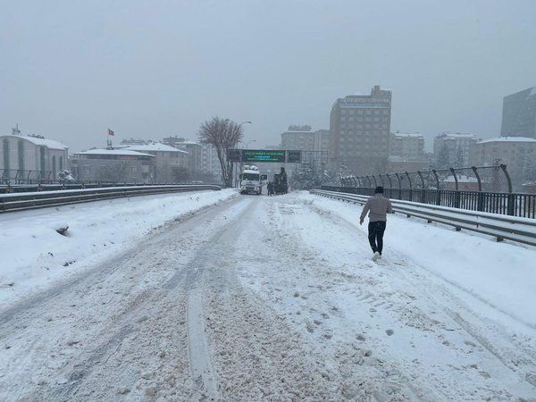 Foto Haber: Gaziantep'e Yoğun Kar Yağıyor! Peki Karda düşmeden nasıl yürünür? Karda yürümenin püf noktaları. 6