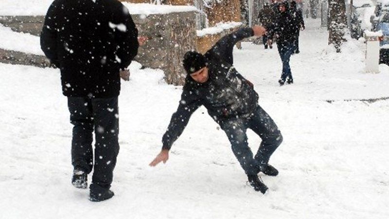 Foto Haber: Gaziantep'e Yoğun Kar Yağıyor! Peki Karda düşmeden nasıl yürünür? Karda yürümenin püf noktaları. 9