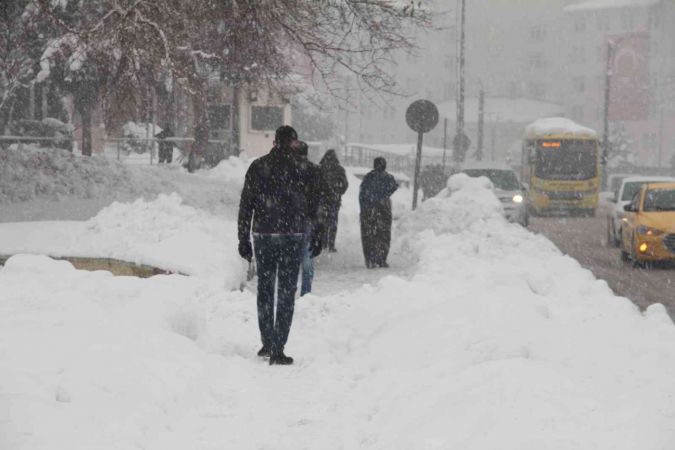 Foto Haber: Gaziantep’te yoğun kar yağışı devam ederken! Gaziantep'te Sabah İşlerine Gitmek İçin Yola Çıkan Vatandaşların Yaşadığı Zorluklar Objektiflerimize Yansıdı! 1