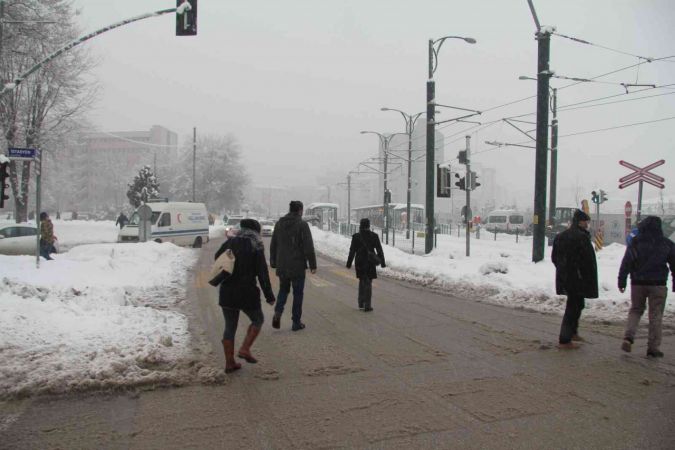 Foto Haber: Gaziantep’te yoğun kar yağışı devam ederken! Gaziantep'te Sabah İşlerine Gitmek İçin Yola Çıkan Vatandaşların Yaşadığı Zorluklar Objektiflerimize Yansıdı! 2