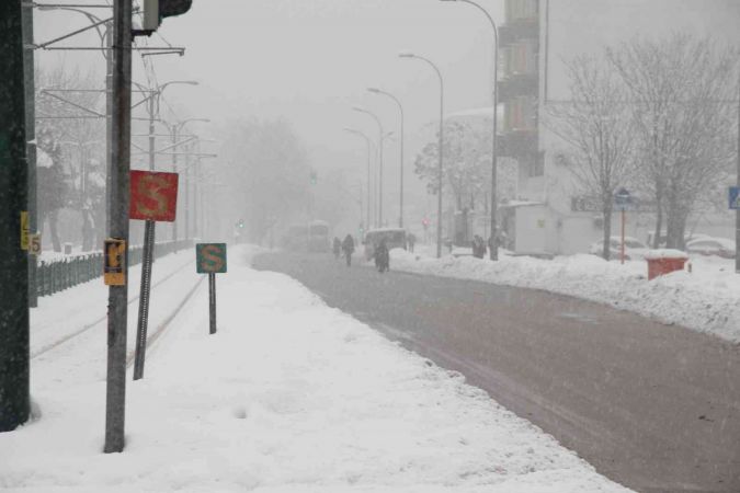 Foto Haber: Gaziantep’te yoğun kar yağışı devam ederken! Gaziantep'te Sabah İşlerine Gitmek İçin Yola Çıkan Vatandaşların Yaşadığı Zorluklar Objektiflerimize Yansıdı! 3