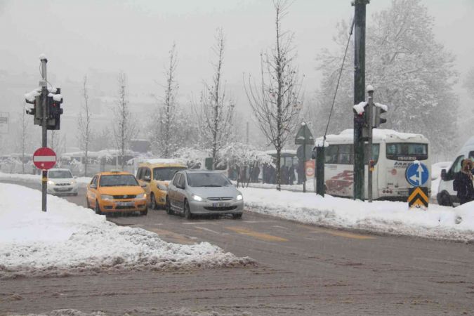 Foto Haber: Gaziantep’te yoğun kar yağışı devam ederken! Gaziantep'te Sabah İşlerine Gitmek İçin Yola Çıkan Vatandaşların Yaşadığı Zorluklar Objektiflerimize Yansıdı! 4