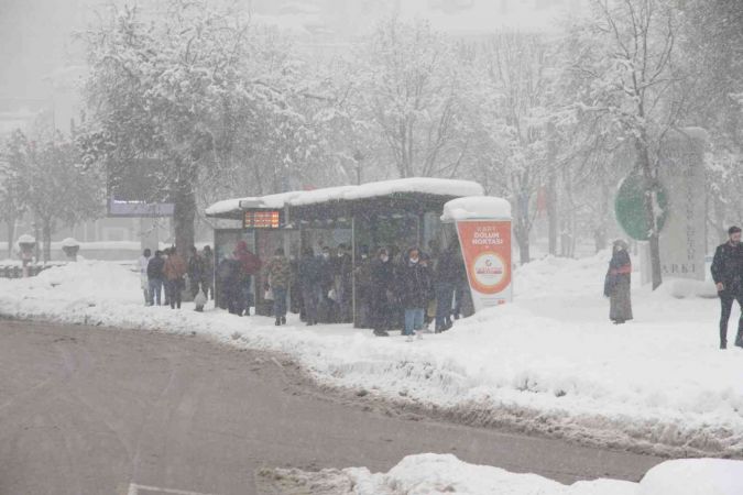 Foto Haber: Gaziantep’te yoğun kar yağışı devam ederken! Gaziantep'te Sabah İşlerine Gitmek İçin Yola Çıkan Vatandaşların Yaşadığı Zorluklar Objektiflerimize Yansıdı! 6
