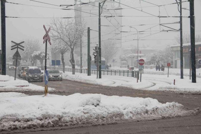 Foto Haber: Gaziantep’te yoğun kar yağışı devam ederken! Gaziantep'te Sabah İşlerine Gitmek İçin Yola Çıkan Vatandaşların Yaşadığı Zorluklar Objektiflerimize Yansıdı! 7