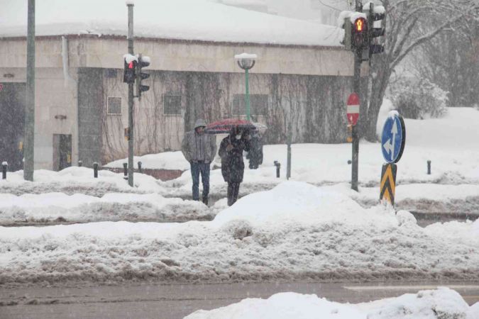 Foto Haber: Gaziantep’te yoğun kar yağışı devam ederken! Gaziantep'te Sabah İşlerine Gitmek İçin Yola Çıkan Vatandaşların Yaşadığı Zorluklar Objektiflerimize Yansıdı! 9
