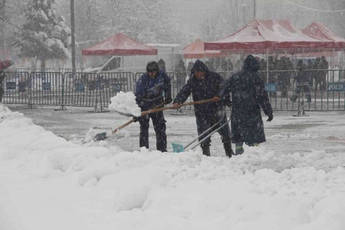 Foto Haber: Gaziantep’te yoğun kar yağışı devam ederken! Gaziantep'te Sabah İşlerine Gitmek İçin Yola Çıkan Vatandaşların Yaşadığı Zorluklar Objektiflerimize Yansıdı! 11