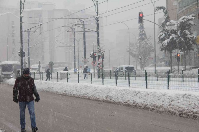 Foto Haber: Gaziantep’te yoğun kar yağışı devam ederken! Gaziantep'te Sabah İşlerine Gitmek İçin Yola Çıkan Vatandaşların Yaşadığı Zorluklar Objektiflerimize Yansıdı! 12