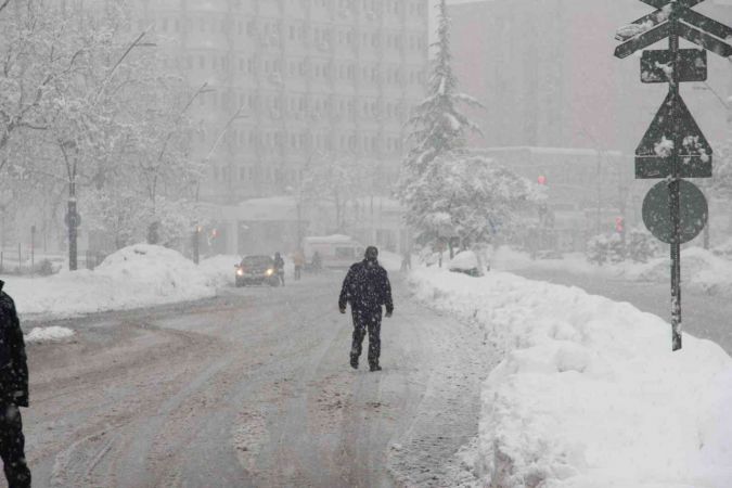 Foto Haber: Gaziantep’te yoğun kar yağışı devam ederken! Gaziantep'te Sabah İşlerine Gitmek İçin Yola Çıkan Vatandaşların Yaşadığı Zorluklar Objektiflerimize Yansıdı! 13