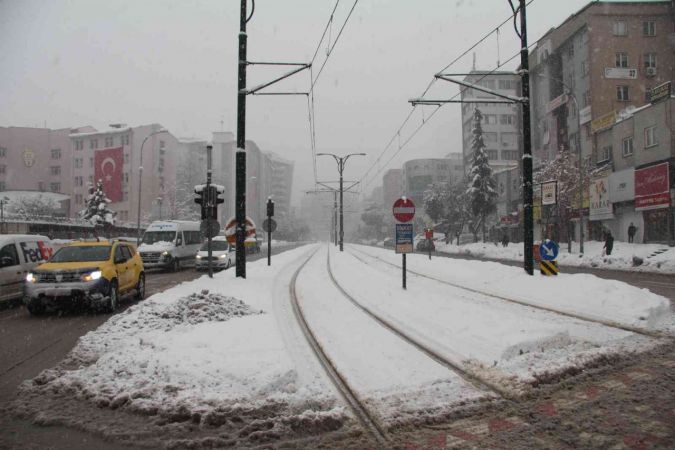 Foto Haber: Gaziantep’te yoğun kar yağışı devam ederken! Gaziantep'te Sabah İşlerine Gitmek İçin Yola Çıkan Vatandaşların Yaşadığı Zorluklar Objektiflerimize Yansıdı! 14