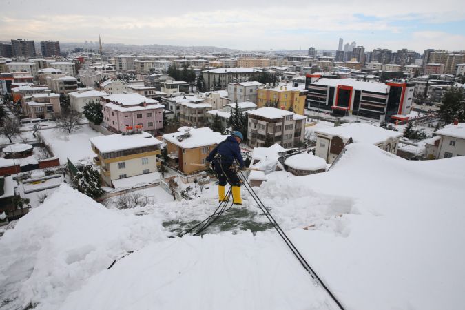 Son Dakika: Foto Haber...Gaziantep'te Dağcıların Tehlikeli Çatı Temizliği! Dağcılar hobilerini çatılardaki karla gelire çevirdi 1