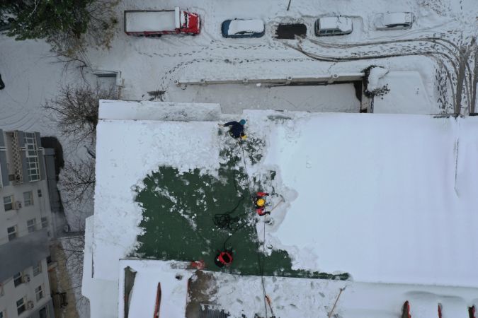 Son Dakika: Foto Haber...Gaziantep'te Dağcıların Tehlikeli Çatı Temizliği! Dağcılar hobilerini çatılardaki karla gelire çevirdi 2