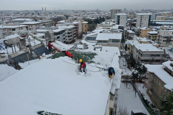 Son Dakika: Foto Haber...Gaziantep'te Dağcıların Tehlikeli Çatı Temizliği! Dağcılar hobilerini çatılardaki karla gelire çevirdi 3