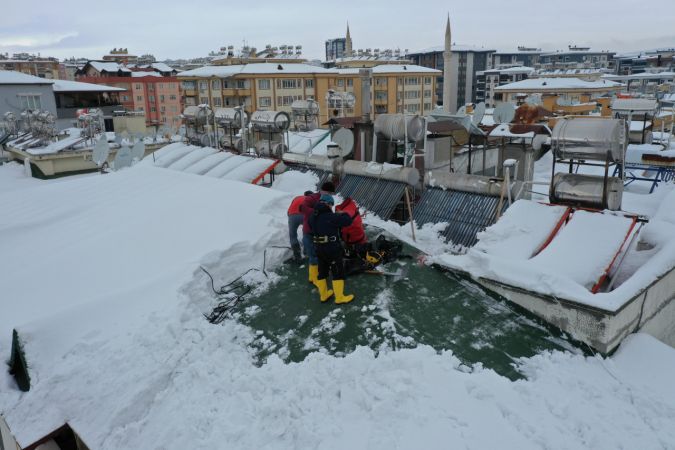 Son Dakika: Foto Haber...Gaziantep'te Dağcıların Tehlikeli Çatı Temizliği! Dağcılar hobilerini çatılardaki karla gelire çevirdi 4