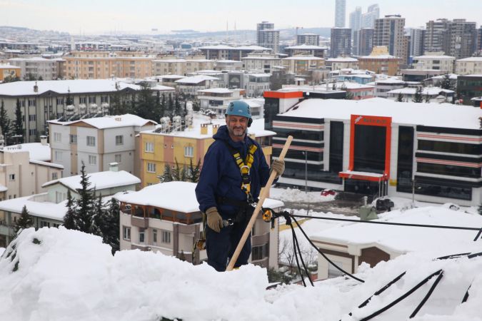 Son Dakika: Foto Haber...Gaziantep'te Dağcıların Tehlikeli Çatı Temizliği! Dağcılar hobilerini çatılardaki karla gelire çevirdi 5