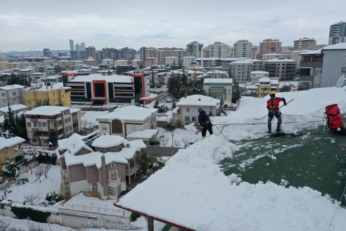 Son Dakika: Foto Haber...Gaziantep'te Dağcıların Tehlikeli Çatı Temizliği! Dağcılar hobilerini çatılardaki karla gelire çevirdi 6