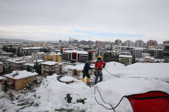 Son Dakika: Foto Haber...Gaziantep'te Dağcıların Tehlikeli Çatı Temizliği! Dağcılar hobilerini çatılardaki karla gelire çevirdi 7