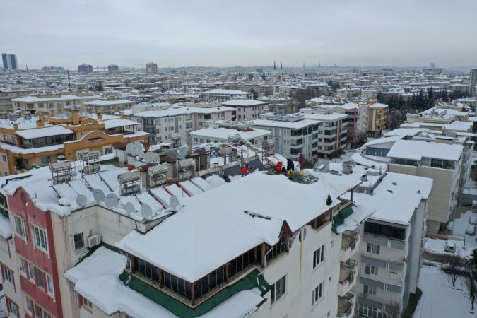 Son Dakika: Foto Haber...Gaziantep'te Dağcıların Tehlikeli Çatı Temizliği! Dağcılar hobilerini çatılardaki karla gelire çevirdi 8
