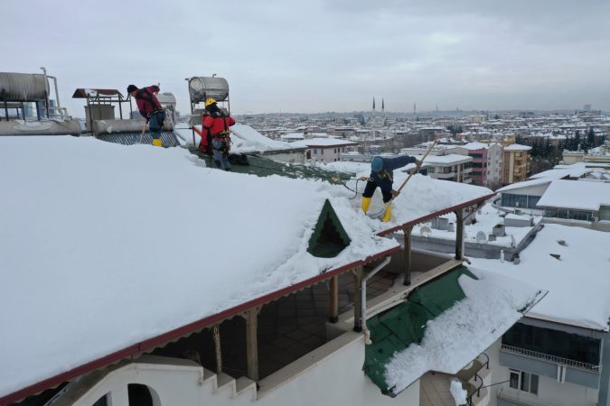 Son Dakika: Foto Haber...Gaziantep'te Dağcıların Tehlikeli Çatı Temizliği! Dağcılar hobilerini çatılardaki karla gelire çevirdi 9