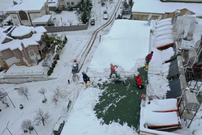 Son Dakika: Foto Haber...Gaziantep'te Dağcıların Tehlikeli Çatı Temizliği! Dağcılar hobilerini çatılardaki karla gelire çevirdi 10