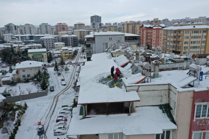 Son Dakika: Foto Haber...Gaziantep'te Dağcıların Tehlikeli Çatı Temizliği! Dağcılar hobilerini çatılardaki karla gelire çevirdi 14