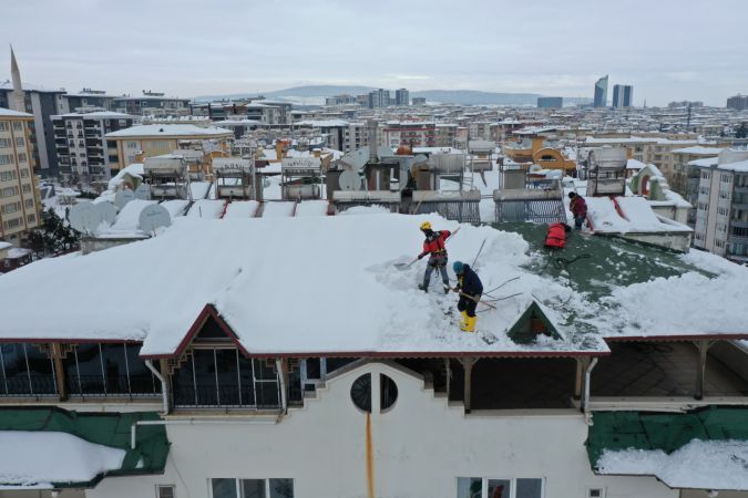 Son Dakika: Foto Haber...Gaziantep'te Dağcıların Tehlikeli Çatı Temizliği! Dağcılar hobilerini çatılardaki karla gelire çevirdi 15