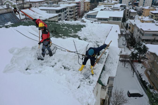 Son Dakika: Foto Haber...Gaziantep'te Dağcıların Tehlikeli Çatı Temizliği! Dağcılar hobilerini çatılardaki karla gelire çevirdi 16