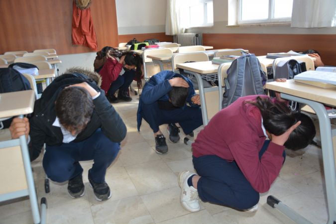 Foto Haber: Gaziantep'te ve çevre illerdeki okullarda deprem tatbikatı yapıldı 2