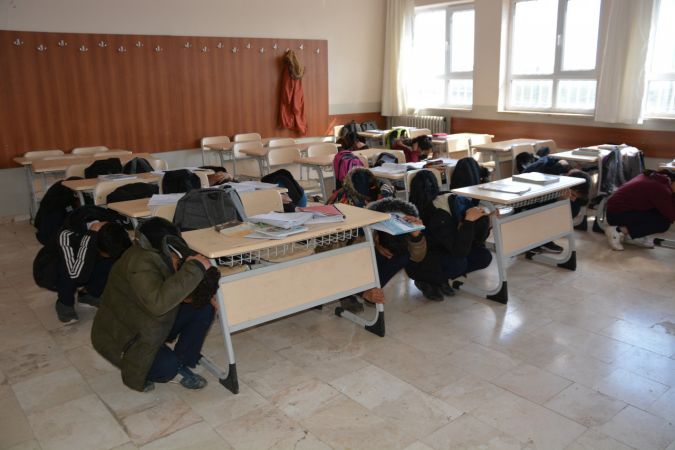 Foto Haber: Gaziantep'te ve çevre illerdeki okullarda deprem tatbikatı yapıldı 6