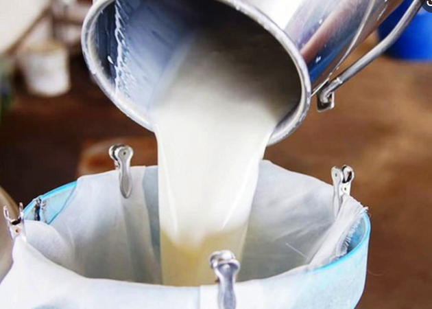 FLAŞ HABER! Ramazan öncesi Süt ve süt ürünlerine büyük zam. Ulusal Süt Konseyi çiğ süt fiyatını güncelledi ve zam oranını açıkladı. 1 Nisan'dan itibaren süt ve süt ürünlerine zam geliyor. Peynir, kaşar peyniri, yoğurt,  1