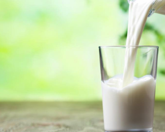 FLAŞ HABER! Ramazan öncesi Süt ve süt ürünlerine büyük zam. Ulusal Süt Konseyi çiğ süt fiyatını güncelledi ve zam oranını açıkladı. 1 Nisan'dan itibaren süt ve süt ürünlerine zam geliyor. Peynir, kaşar peyniri, yoğurt,  2