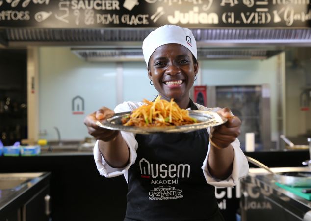 Nijeryalı Ruth, Gaziantep ve Türk yemeklerini Gaziantep'te öğreniyor 7