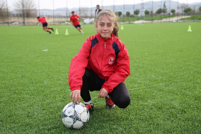 "Kızsın futbol oynayamazsın" dediler, iki farklı branşta milli oldu 2