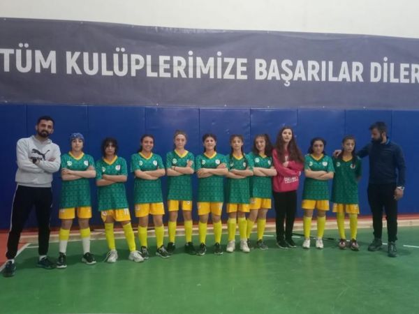 "Kızsın futbol oynayamazsın" dediler, iki farklı branşta milli oldu 3