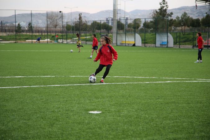 "Kızsın futbol oynayamazsın" dediler, iki farklı branşta milli oldu 6