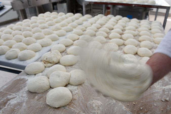 Gaziantep'te liselilerin yaptığı ekmekler ramazanda ihtiyaç sahiplerinin de yüzünü güldürüyor 7
