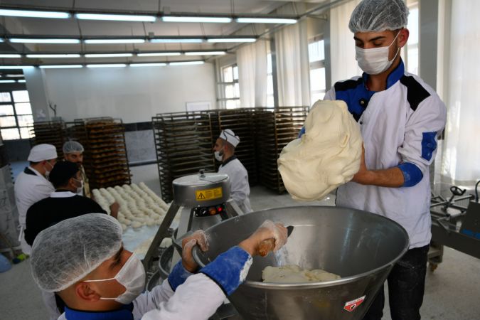 Gaziantep'te liselilerin yaptığı ekmekler ramazanda ihtiyaç sahiplerinin de yüzünü güldürüyor 12